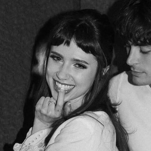 raspberhrriies's tweet photo. blessing the timeline with this photo of clairo https://t.co/W39oOUsZnY