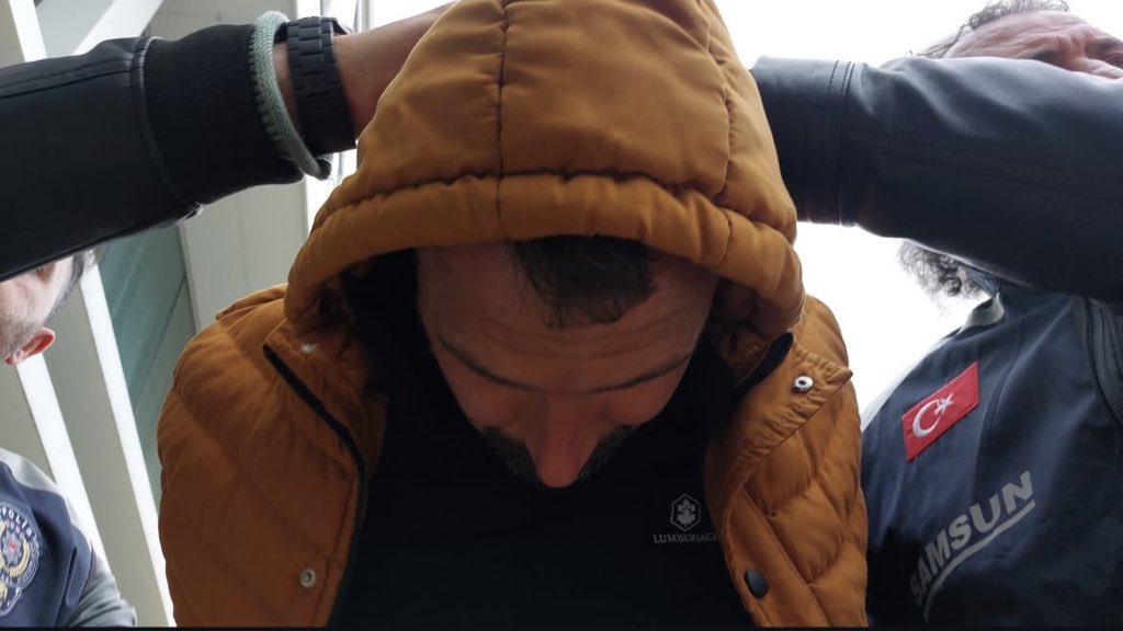 uyeebrar_'s tweet photo. Samsun'un Canik ilçesinde boşanma  asamasindaki esi Emine Akpinar'i sokak ortasinda öldüren ve daha önce de kardesini öldürüp cezaevine girdiği  ögrenilen Emrah Akpinar'i polis, termal ve kizil ötesi kameralari da kullanarak saklandigi ahirda yakaladi. https://t.co/cP6wJY7YCh