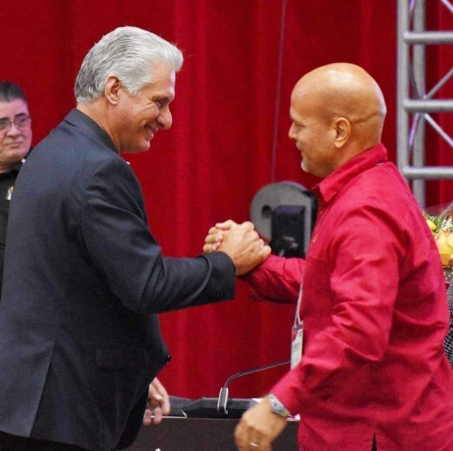 Tiene todo el aparato de desinformación del imperio, y su ejército de mercenarios asesinos de imágenes, puesto contra él, queriendo que no avance con su histórica misión. Pero él sigue ahí, trabajando 25 horas al día, guapo y fajao. iFeliz cumpleaños <a href="/DiazCanelB/">Miguel Díaz-Canel Bermúdez</a>! #Cuba #CDRCuba