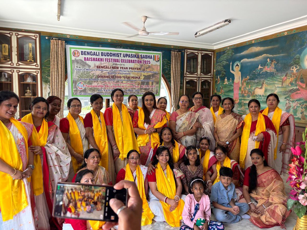 PreetaHarit's tweet photo. बंगाली बुद्धिस्ट उपासिका सभा द्वारा वर्ल्ड बुद्धिस्ट सेंटर ईस्ट ऑफ़ कैलाश बुद्ध विहार में बैसाखी नव वर्ष का आयोजन किया गया। नव वर्ष की प्रार्थना व म्यांमार और थाइलैंड में आए भीषण भूकंप मे�� हज़ारों की संख्या में हुई जान हानि पर प्रार्थना और मौन धारण कर मृतकों को श्रद्धांजलि दी। https://t.co/mtNz0vVo1L