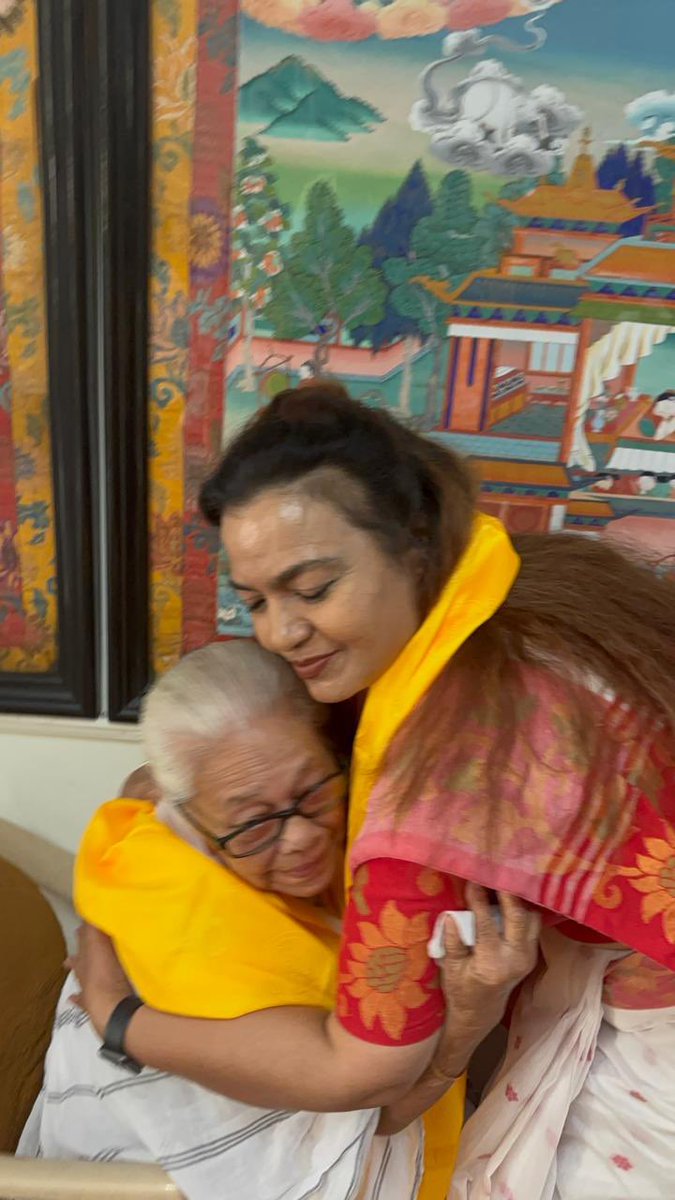 PreetaHarit's tweet photo. बंगाली बुद्धिस्ट उपासिका सभा द्वारा वर्ल्ड बुद्धिस्ट सेंटर ईस्ट ऑफ़ कैलाश बुद्ध विहार में बैसाखी नव वर्ष का आयोजन किया गया। नव वर्ष की प्रार्थना व म्यांमार और थाइलैंड में आए भीषण भूकंप मे�� हज़ारों की संख्या में हुई जान हानि पर प्रार्थना और मौन धारण कर मृतकों को श्रद्धांजलि दी। https://t.co/mtNz0vVo1L