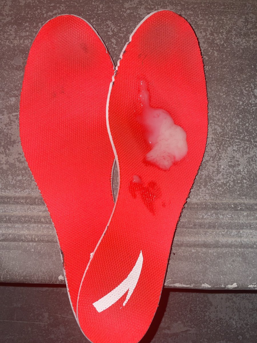 下楼扔个垃圾就突然想逛一下自己的楼   没想到竟然还能被我碰到足球鞋   不过可惜这双没味道   不过不玩白不玩