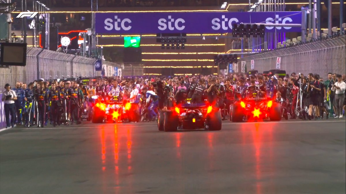 F1's tweet photo. 20 minutes to go until the formation lap begins ⏰

The grid is getting busy! 👀

#F1 #SaudiArabianGP https://t.co/7Gg1ZGNks4