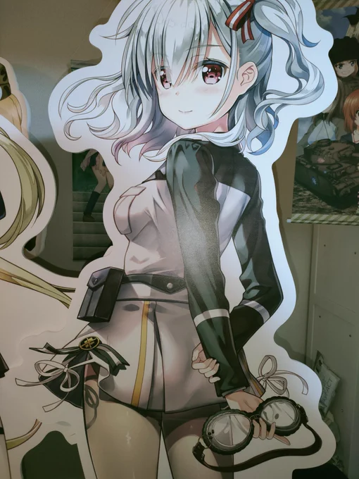 フォロワーさんから駒込・アズズたんの等身大パネルをお譲り頂き、誠にありがとうございます。飾り付け完了でございます。 
