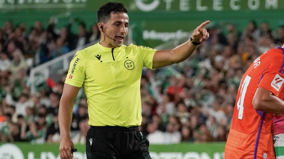 ArchivoVAR's tweet photo. 🔴 Arbitraje torpe de Ais Reig en el Córdoba - Real Oviedo.

✍️🏻 𝟰,𝟱

▪️ Empezó mal, tragándose la amarilla más clara de la historia, y continuó igual, deteniendo un remate a puerta por su mal posicionamiento.

💥 El VAR anuló el gol del Córdoba por un claro fuera de juego. https://t.co/ej51ln31XL