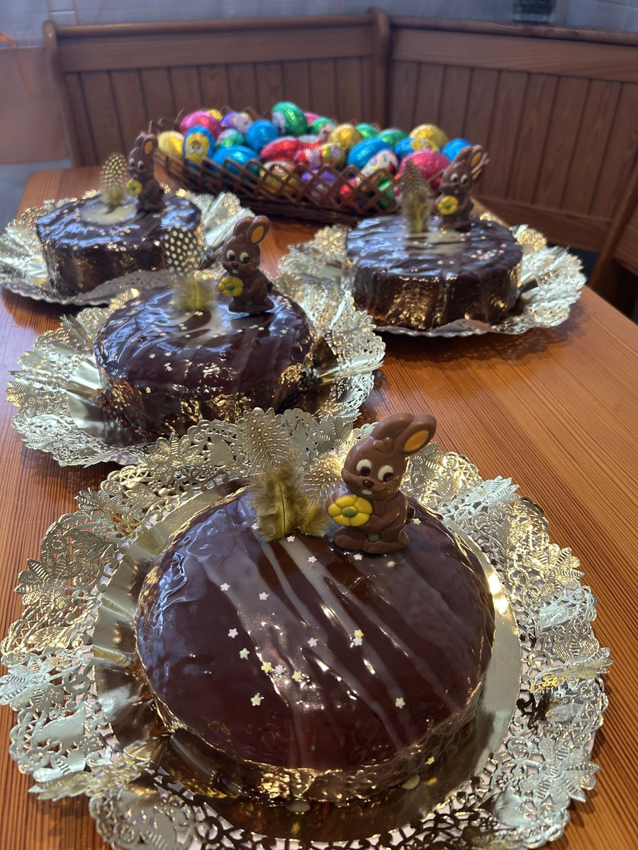 Todos los años hago cuatro monas para mis ahijados para el Domingo de Resurrección. Este año un bizcocho de chocolate sencillo porque estoy recién llegada y no me daba tiempo a más.

Un poquito de jamón, un poquito de lomo, unas cervecitas y aquí estamos…celebrando el ramadán 😂