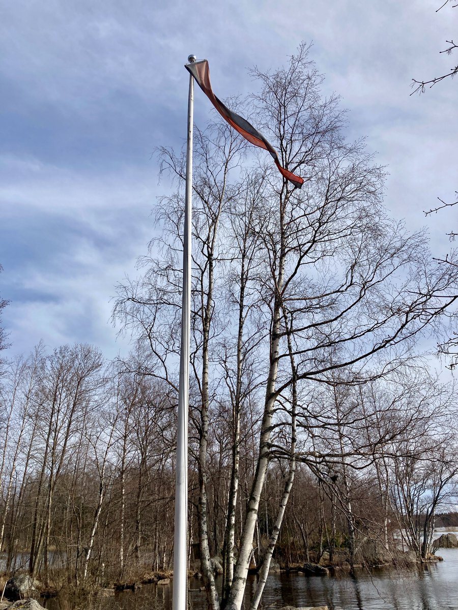 Evakkojen liputuspäivä. Muistelemme niitä suomalaisia, jotka joutuivat jättämään rakkaat kotinsa ja kotiseutunsa. Suomen lippua ei nyt ollut käsillä, joten nostin salkoon Karjalan viirin.