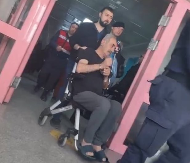 Her gün her saat her dakika hatırlatmak gerekir

Ağır hasta tutuklu Mehmet Emin Çam, geçirdiği kalp krizi nedeniyle günlerdir hastanede ve elleri kelepçeli 

Birçok hastalığı bulunuyor, refakatçiye izin verilmiyor ve hayati tehlikesi bulunuyor