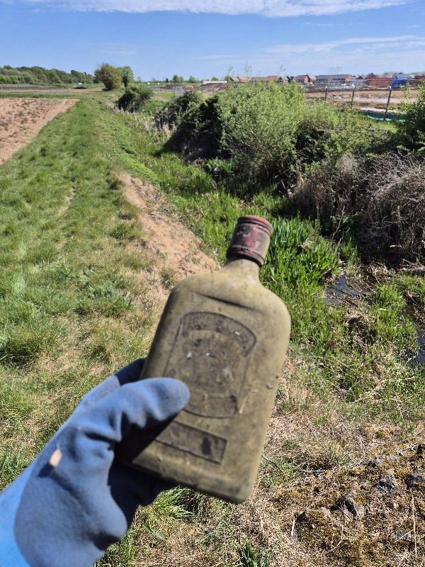 BBullrushes's tweet photo. Lovely afternoon for #fishing in #Thulston brook. #plastic bottles &amp; sheeting from the local building site. Lots of fragments of insulation #polystyrene. Of course there was a vodka bottle &amp; the usual ⚽️. Back tomorrow to collect the big pieces. @Lostfootballs @LitterReporting https://t.co/rmSrqLYJqe