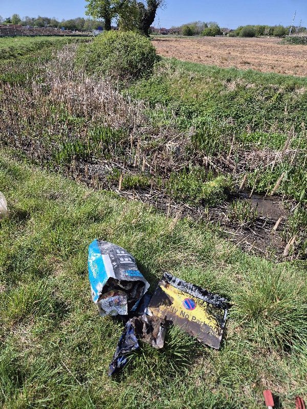 BBullrushes's tweet photo. Lovely afternoon for #fishing in #Thulston brook. #plastic bottles &amp; sheeting from the local building site. Lots of fragments of insulation #polystyrene. Of course there was a vodka bottle &amp; the usual ⚽️. Back tomorrow to collect the big pieces. @Lostfootballs @LitterReporting https://t.co/rmSrqLYJqe