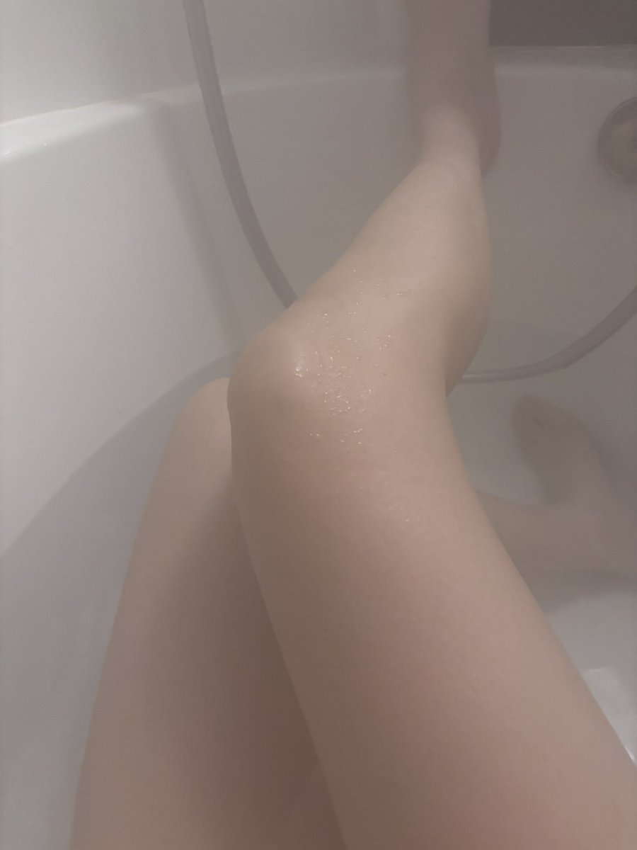 cyuanyan's tweet photo. 每天都可以泡澡是多麼幸福的事～～
難得出國肯定要泡一下

最近禁慾有點久了～
不太習慣餒 https://t.co/urjbSs87NL