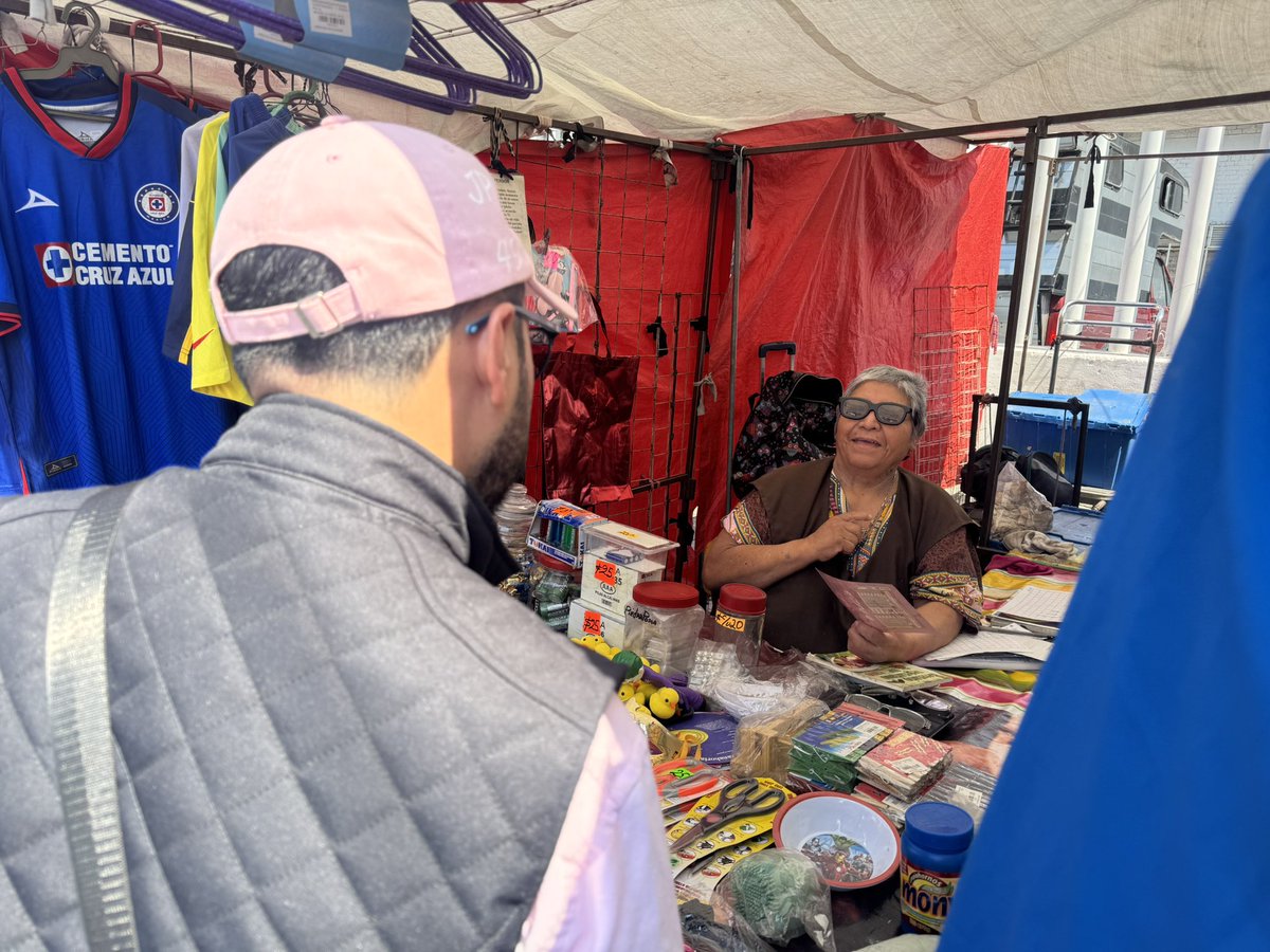 JuanPaVC's tweet photo. Comenzamos el día de hoy desde el tianguis de Apatlaco, en los límites de la @IztacalcoAl , platicando con vecinas y vecinos para invitarlos a que juntos logremos una Justicia de puertas abiertas. #JP49 #BoletaRosa #Magistrado #EleccionesJudiciales #Iztacalco #VenustianoCarranza #JusticiadePuertasAbiertas