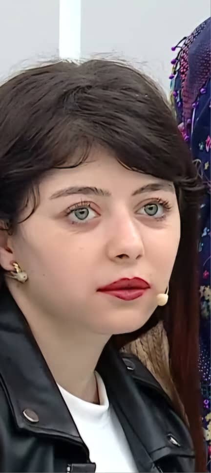 الترند الاول في تركيا 🇹🇷

شابه تركيه تعرف عليها واحد وقرر أنه يخطبها 
وبعد الخطوبه صار يزور بيتهم باستمرار 

وبعد فترة اكتشفت أنه على علاقة بأمها 

ولما انكشفوا هربوا مع بعض واللي حصل بعدها ما يدخل في عقل انسان