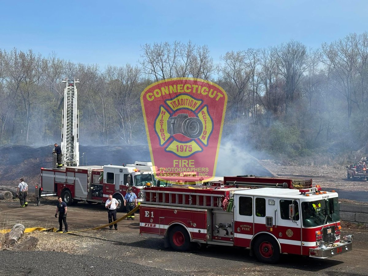 ctfirephoto's tweet image. Happening now! We have CFPA member Joe Ciscone (@JCiscone) on scene of a large mulch pile fire in Hamden, CT. Tankers from neighboring towns are responding in.
@HamdenFireDept 
#fire #brushfire #hamden