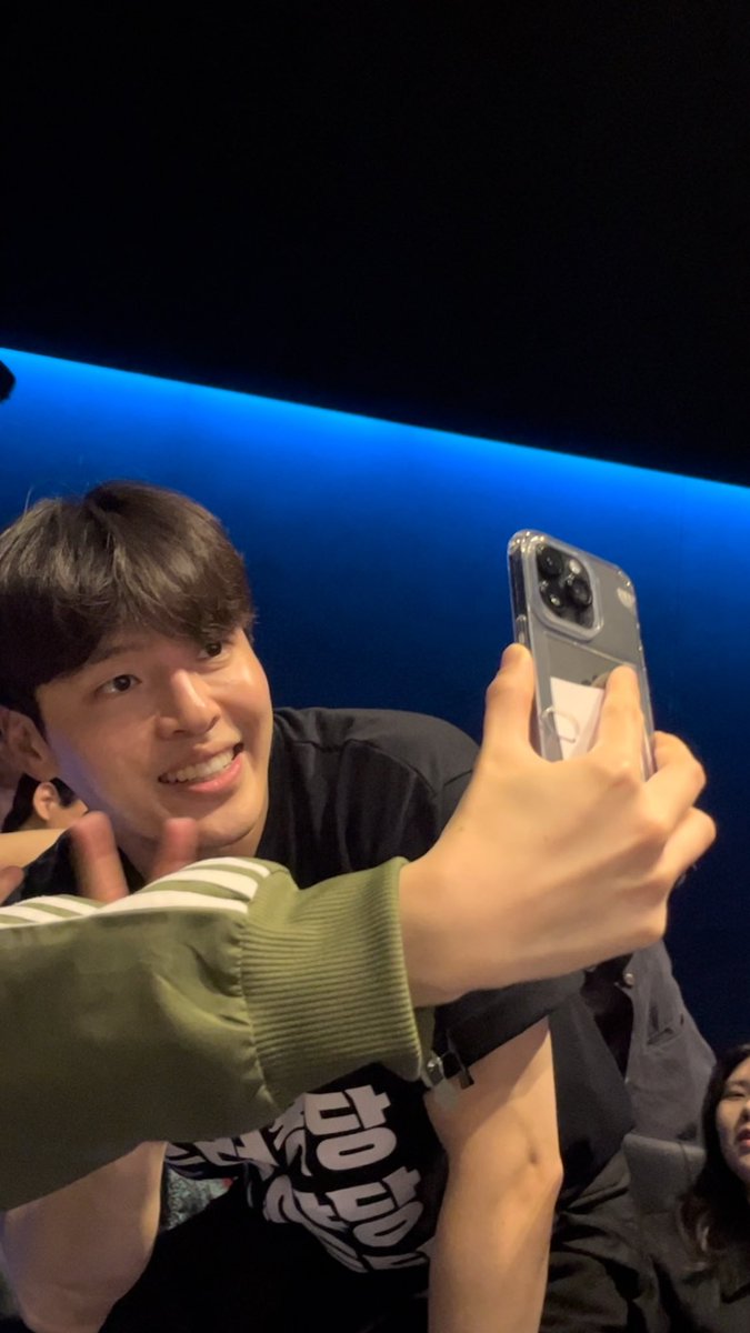 smfdl4's tweet photo. 브이를영원히흔들고있어서
손가락만잔상인게정말귀여운사진 https://t.co/sCXbBldFC7