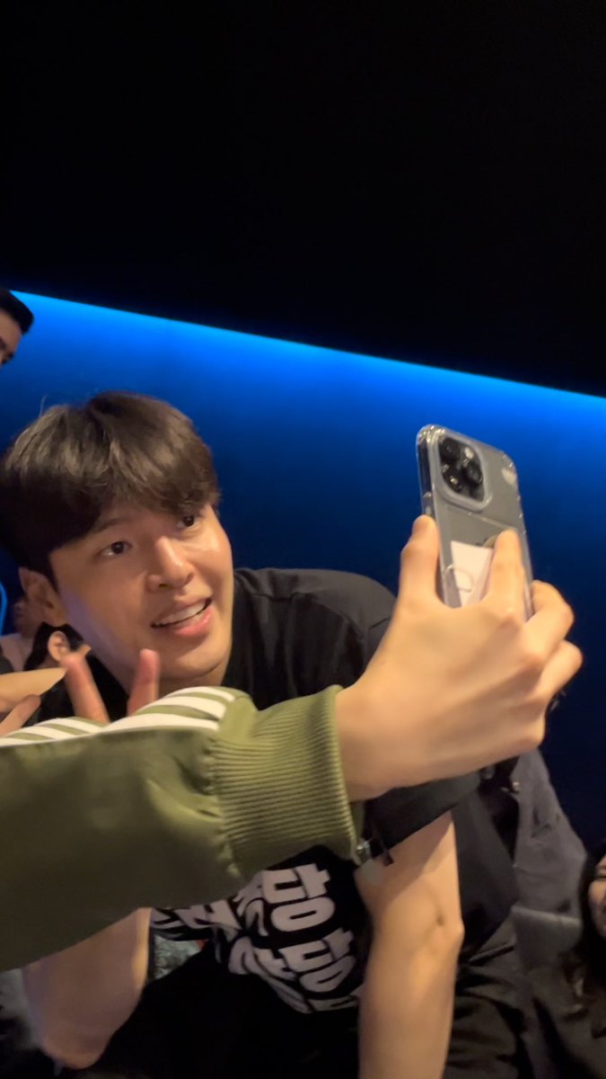 smfdl4's tweet photo. 브이를영원히흔들고있어서
손가락만잔상인게정말귀여운사진 https://t.co/sCXbBldFC7