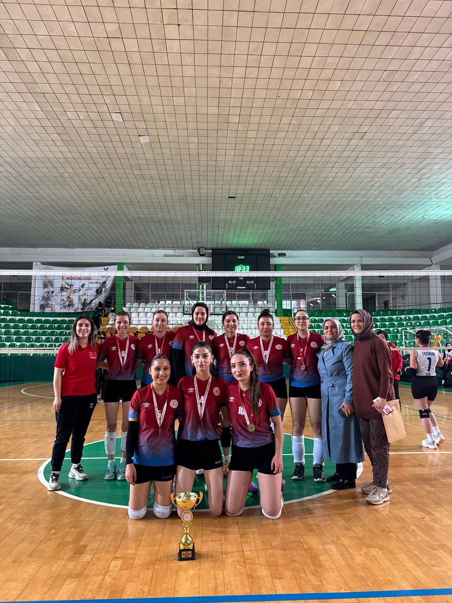 TrabzonKYGM's tweet photo. Filenin Şampiyonu Trabzon!🏆

Giresun'da düzenlenen #YurtLig Voleybol Kızlar Karadeniz Grup Müsabakalarında şampiyon olan gençlerimizi yürekten tebrik ediyor, Türkiye Şampiyonasında başarılar diliyoruz.

Tebrikler kızlar! Azminiz ve takım ruhunuzla gurur duyuyoruz! https://t.co/jfYsv3UcaA