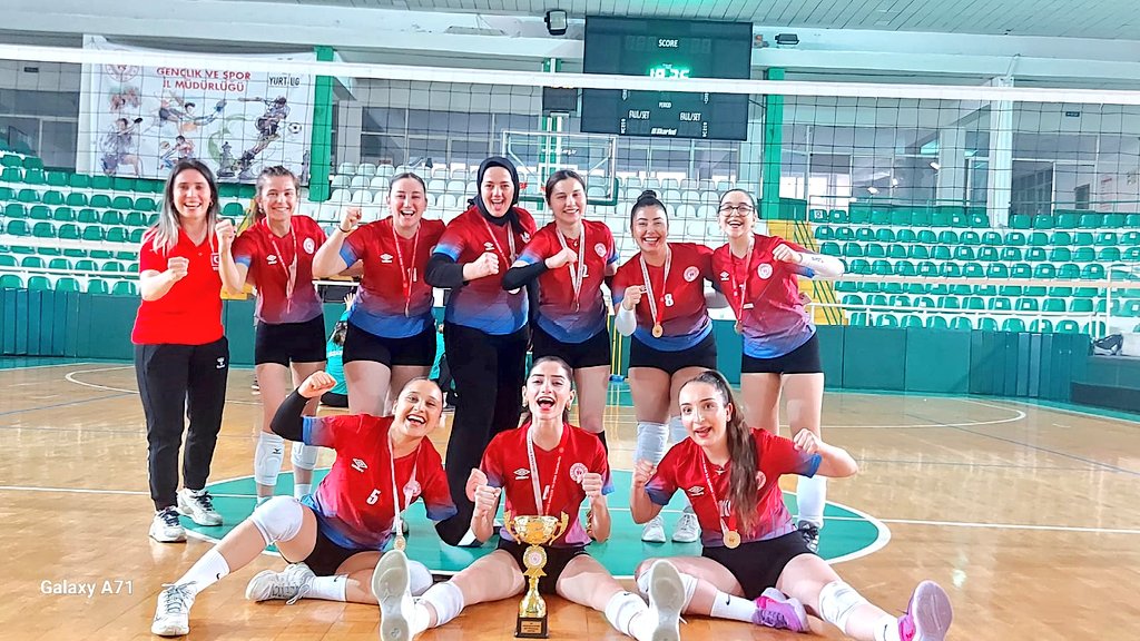 TrabzonKYGM's tweet photo. Filenin Şampiyonu Trabzon!🏆

Giresun'da düzenlenen #YurtLig Voleybol Kızlar Karadeniz Grup Müsabakalarında şampiyon olan gençlerimizi yürekten tebrik ediyor, Türkiye Şampiyonasında başarılar diliyoruz.

Tebrikler kızlar! Azminiz ve takım ruhunuzla gurur duyuyoruz! https://t.co/jfYsv3UcaA