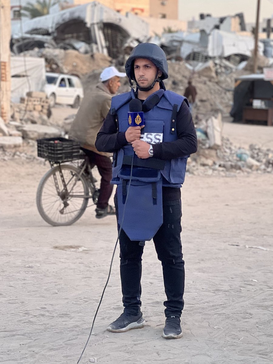 AnasAlSharif0's tweet photo. رغم الوجع، عدنا للتغطية.
أعاني منذ أشهر من التهابات شديدة في الكلى والجهاز الهضمي بسبب المياه الملوثة والطعام المعلب، نتيجة الحصار ومنع إدخال المواد الغذائية إلى غزة.
أسأل الله العافية لي ولأهل غزة، ودفع البلاء عن البلاد والعباد. https://t.co/oqNJG8j48t