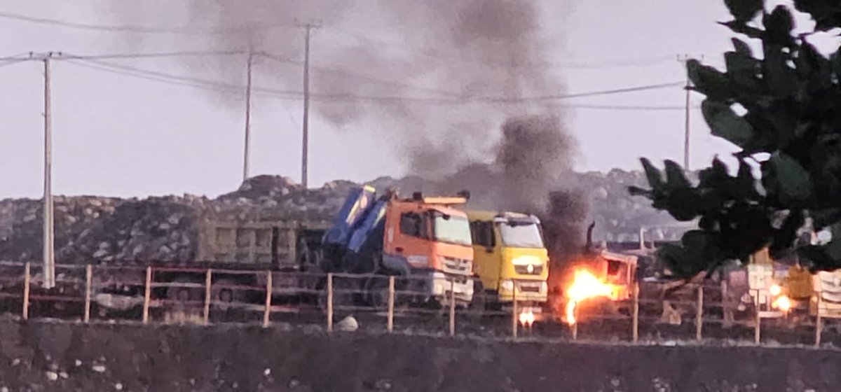 cristian_arayal's tweet photo. Más de 20 camiones quemados en Santa Bárbara.
Terroristas encapuchados armados atacan impunemente la Central Rucalhue.
En el Chile de Boric, ser terrorista es negocio: a pesar de lo que diga el gobierno, la impunidad está garantizada… y hasta con opción de indulto presidencial y pensión.
El Estado de Derecho está en el suelo.