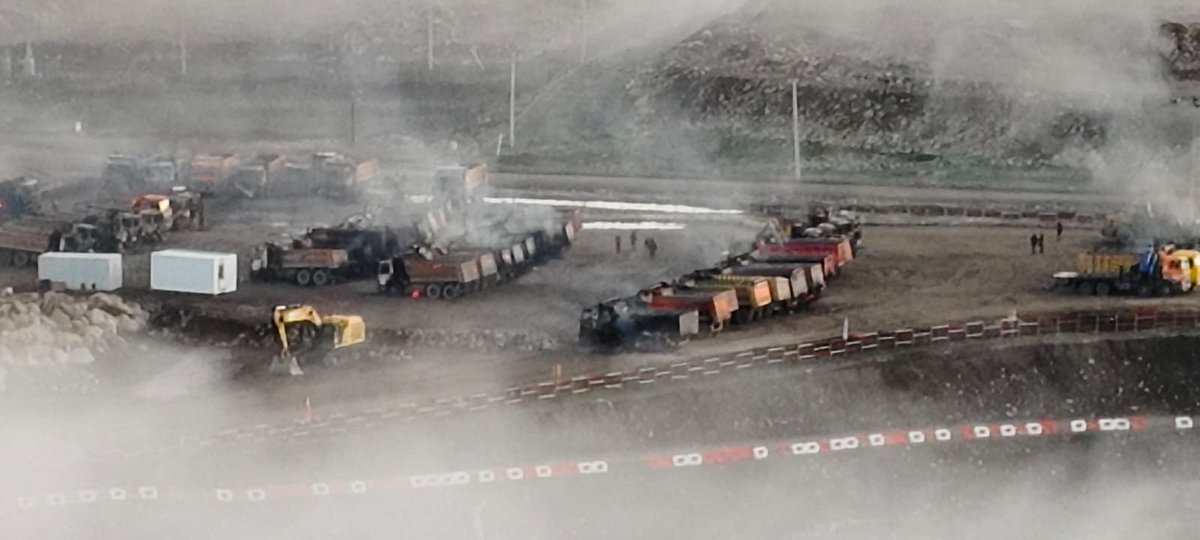 cristian_arayal's tweet photo. Más de 20 camiones quemados en Santa Bárbara.
Terroristas encapuchados armados atacan impunemente la Central Rucalhue.
En el Chile de Boric, ser terrorista es negocio: a pesar de lo que diga el gobierno, la impunidad está garantizada… y hasta con opción de indulto presidencial y pensión.
El Estado de Derecho está en el suelo.
