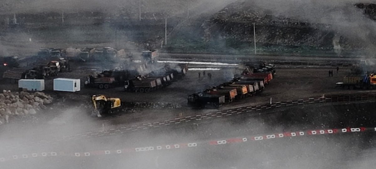 cristian_arayal's tweet photo. Más de 20 camiones quemados en Santa Bárbara.
Terroristas encapuchados armados atacan impunemente la Central Rucalhue.
En el Chile de Boric, ser terrorista es negocio: a pesar de lo que diga el gobierno, la impunidad está garantizada… y hasta con opción de indulto presidencial y pensión.
El Estado de Derecho está en el suelo.