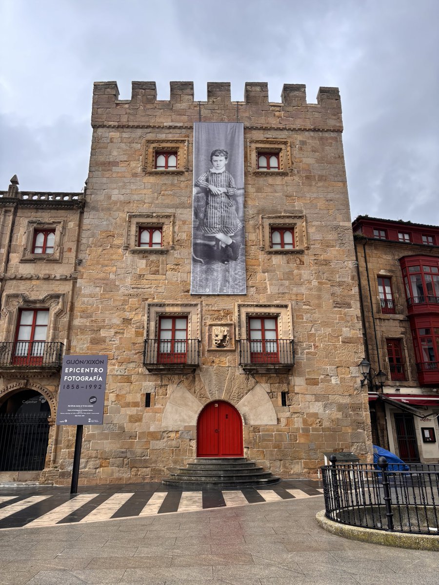 Tenéis una exposición de fotografías de Xixón bien guapa en el Revillagigedo hasta el 12 de octubre.
Magnífico trabajo de selección de fotografías 👏👏👏