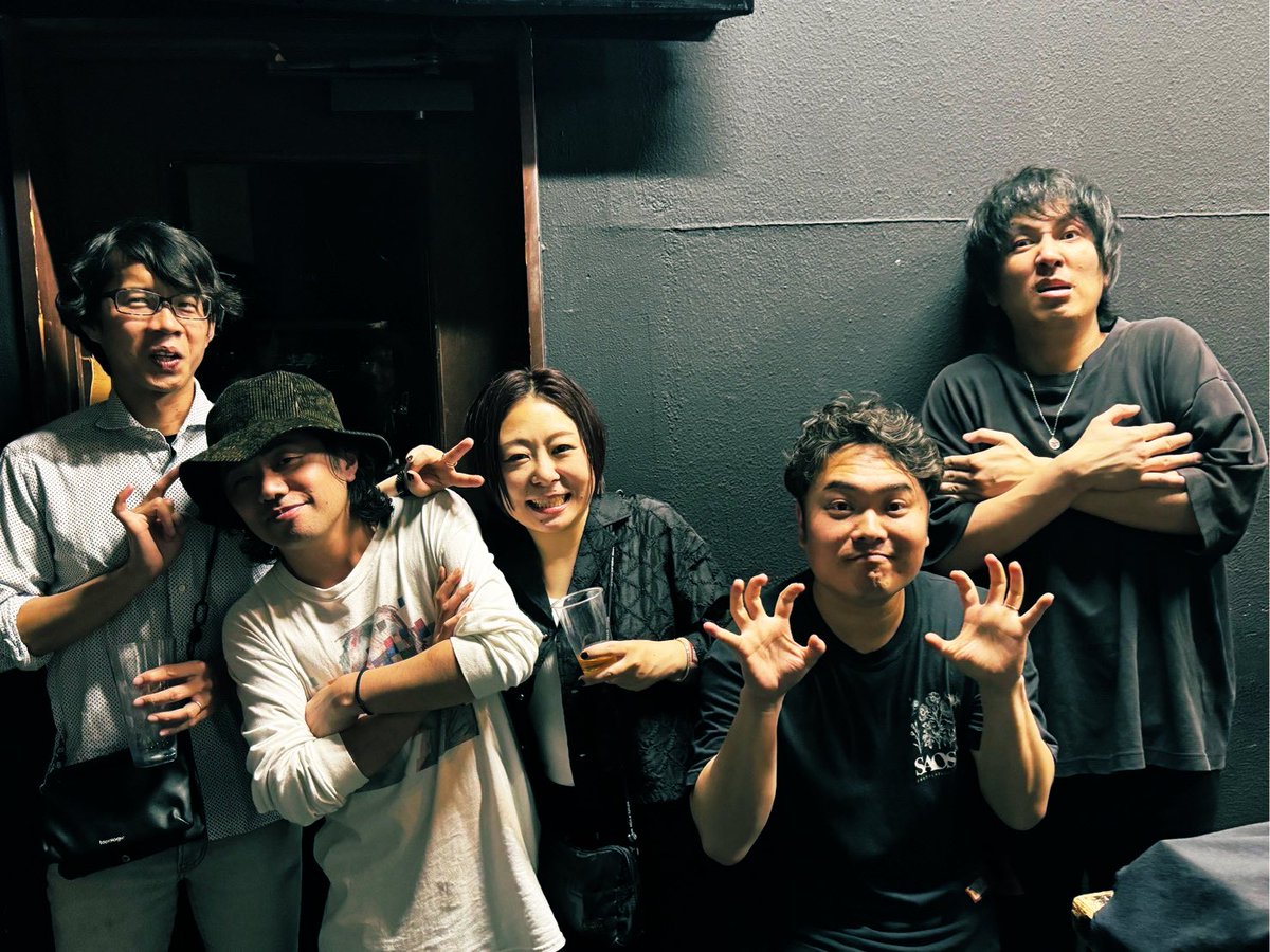 yuya0909_Ta's tweet photo. 遅くなりましたが渋谷asiaありがとうございました👼
誘ってくれたアゴフありがとう
今日という日を迎えられたのはアゴフが15年続けて来てくれたからに他なりません
awakeningのイントロ流れた時の歓声を聞いて泣きました
バンドさえあれば他はどうでも良かったあの時の感情が流れ込んで来た
またいつか https://t.co/KWWKdAZWkU