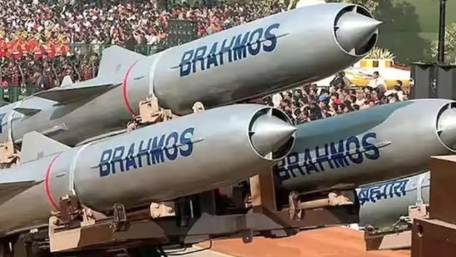 India dispatches second batch of #BrahMos missiles to #Philippines

Talks with #Indonesia and #Vietnam are also at a fairly advance stage for the export of BrahMos cruise missile systems

#India #Defence #Missiles #Export
bit.ly/42nw736
Via thehindubusinessline.com