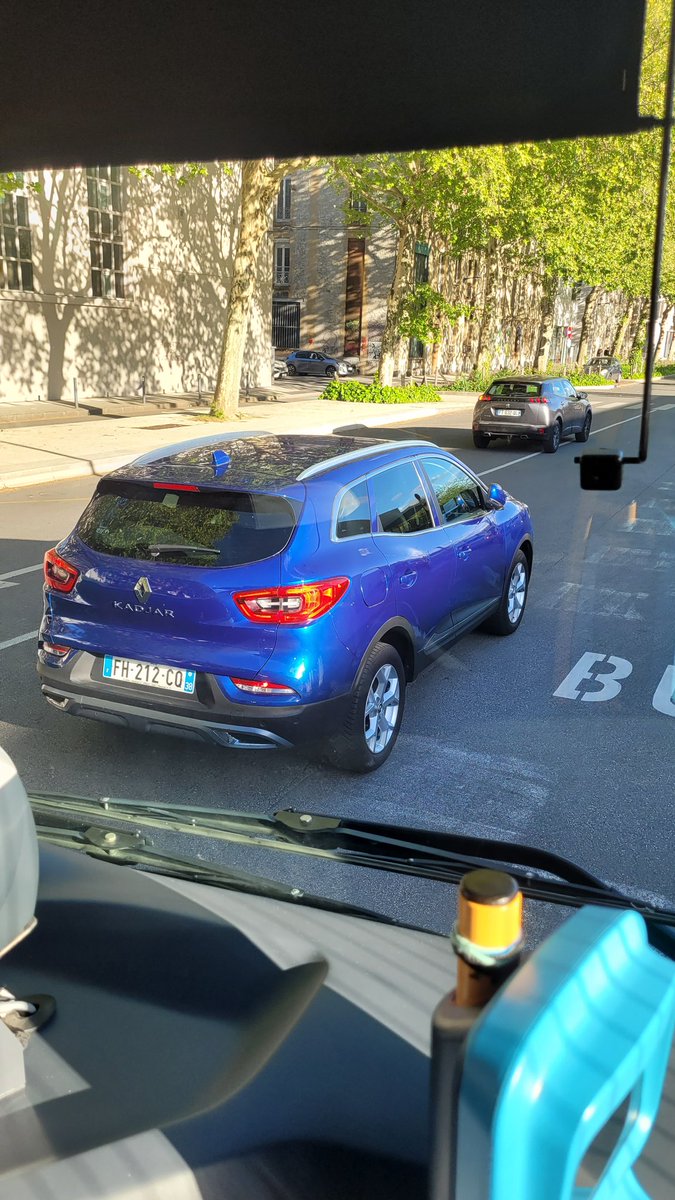 Ce soir, j’ai été bloqué plus de 15 minutes à la sortie de la gare routière de #Grenoble. En cause : un véhicule garé en plein milieu de la voie publique, pas seulement sur la voie de bus, mais littéralement au centre de la chaussée. Cette situation inadmissible, malheureusement