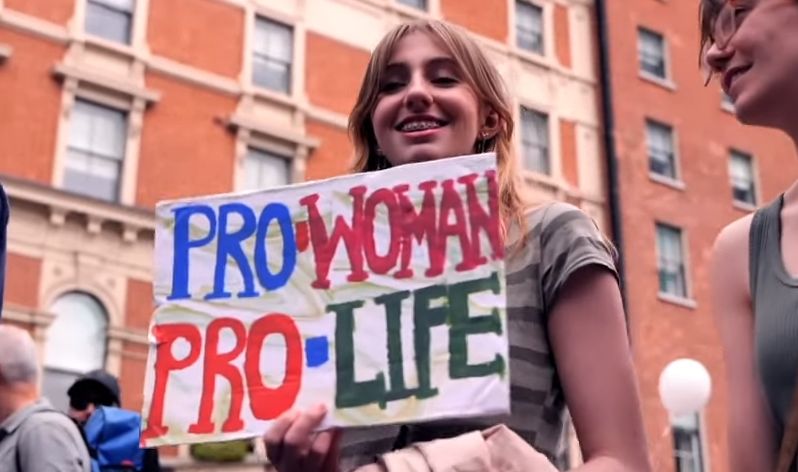 LifeNewsHQ's tweet image. VICTORY! 9,000 Pro-Life Businesses No Longer Forced to Fund Abortions buff.ly/lBqqBxz