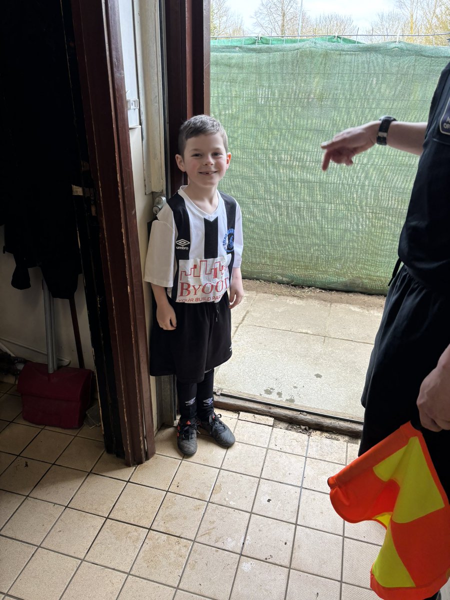 elig775's tweet image. 24/25 what a weird season you have been! @ColneyHeathFC started ok, finished ok. 😅⚽️ But the highlight has been seeing my nephew be a mascot with @SJCDenham whom I sponsored for this season! Roll on next season for more highs &amp;amp; lows of non league football! ⚽️ #nonleague #step5
