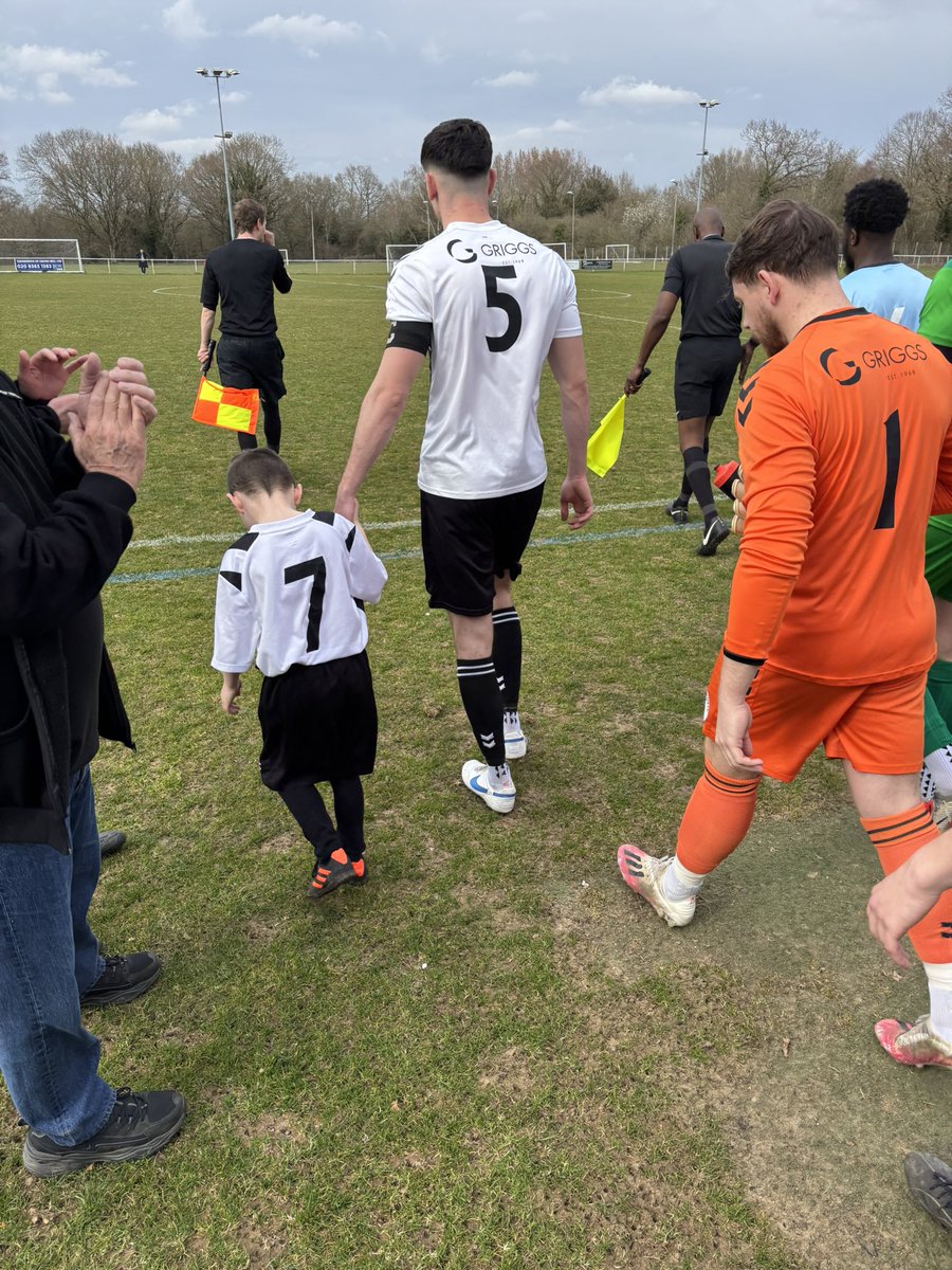 elig775's tweet image. 24/25 what a weird season you have been! @ColneyHeathFC started ok, finished ok. 😅⚽️ But the highlight has been seeing my nephew be a mascot with @SJCDenham whom I sponsored for this season! Roll on next season for more highs &amp;amp; lows of non league football! ⚽️ #nonleague #step5