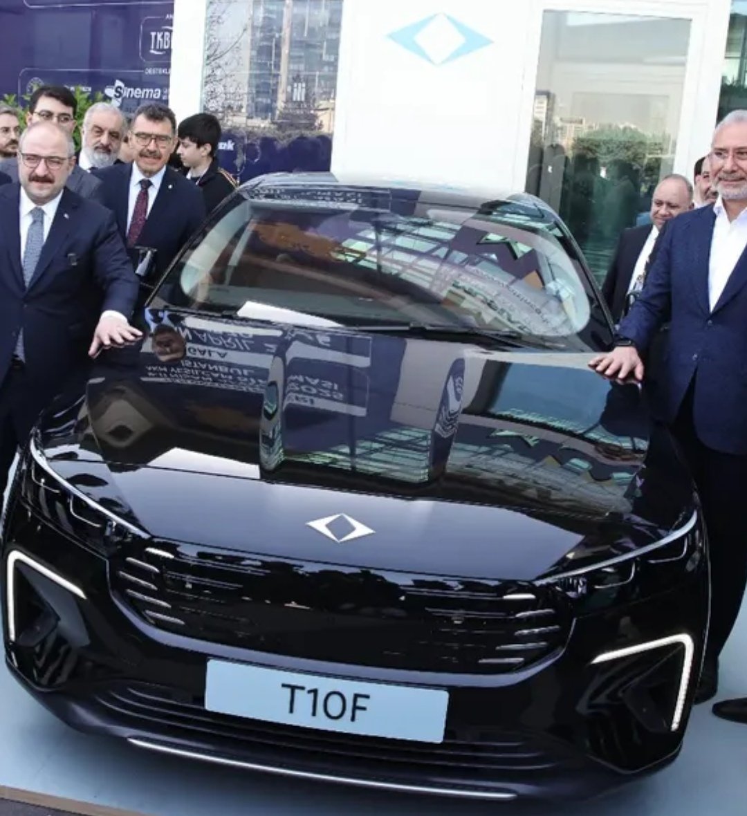 Tesla'yı ağlatacak Asfalt canavarı geliyor!

T10F, RWD (arkadan itiş) standart menzil, RWD uzun menzil ve çift motorlu olmak üzere 3 farklı teknik versiyon ve iki farklı donanım özelliğiyle pazara çıkacak.

 160 kW/218 beygir güç ve 350 Nm tork üreten T10F RWD, iki farklı batarya