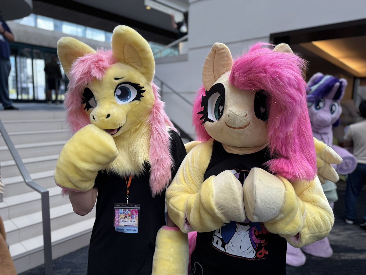 Summer_Rine_21's tweet photo. Wow, what a great turnout! So many wonderful fursuiters at Babscon! 
(1/2) https://t.co/fvxqqjdMSt