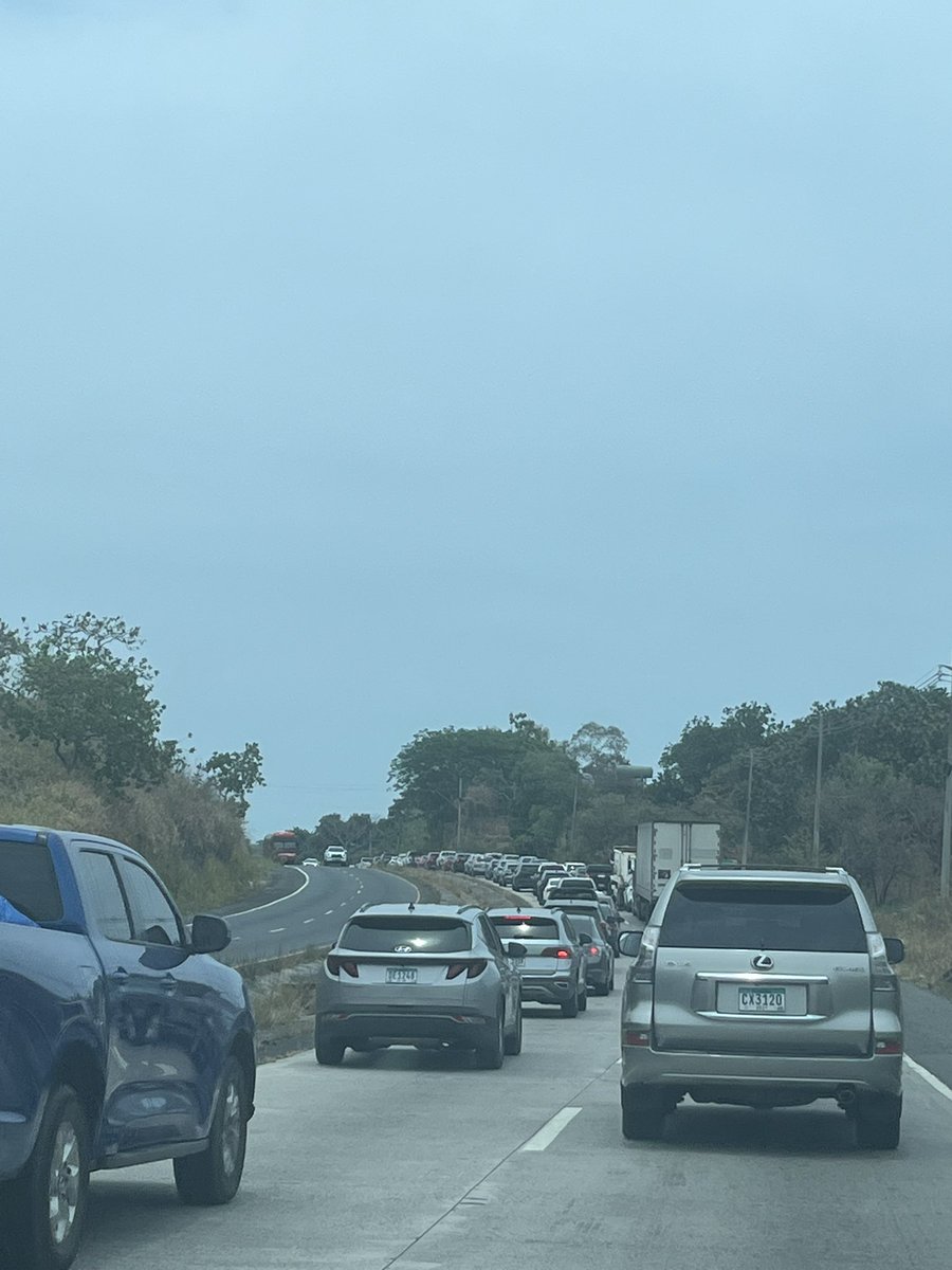 Más de una hora en el Tranque vehicular desde la Hermita de San Carlos y los conductores se preguntan dónde está el operativo de retorno hacia  ciudad capital,  avanzan por los hombros los autos de manera desesperada…<a href="/policiadepanama/">Policía Nacional</a> <a href="/ATTTPanama/">Autoridad del Tránsito</a>
