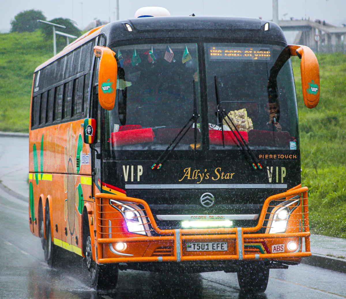 Watu wengi wananiuliza kuhusu hii T501 EFE.
Hii chuma inasukumwa na vijana wawili makini sana hapo Road.

1. Kushoto Rama Chenga
2. Kulia Sospeter Msodoki

Utawakuta ruti ya Mwanza - Dar. Hawa ndo wameipa T501 EFE jina na haishikiki kabisa. Kwa sasa ndo Chungwa kuu tegemezi🙌.