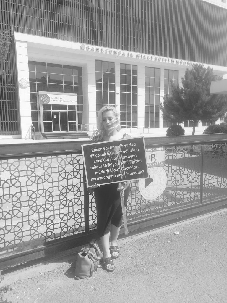 Bugün çocuklarımız için yaptığım eylemin 482. Günüydü.

Çocuklar için eylem yaparken yanımda reşit olmayan ama sokakta ayakkabı boyayan, mendil satan öyle çok çocuk görüyorum ki.
Çocuk olmadan adam olan bu meleklerin aileleri ile iletişime geçilip sömürülmelerine izin