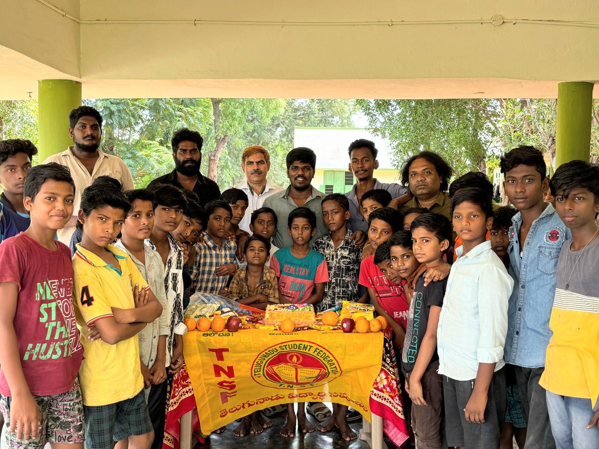 venkateshmng's tweet photo. #HappyBirthdayCBN sir
రాష్ట్ర ముఖ్యమంత్రి వర్యులు శ్రీ నారా చంద్రబాబు నాయుడు గారి జన్మదినం సందర్భంగా గూడూరు నియోజకవర్గం TNSF రాష్ట్ర సోషల్ మీడియా కో ఆర్డినేటర్ అసనాపురాం వెంకటేష్ ఆధ్వర్యం లో అనాధ ఆశ్రమం లోని పిల్లలకు మధ్యాహ్నం భోజనం , పండ్లు ఎర్పాటు చేసి కేక్ కట్  చేయడం జరిగింది. https://t.co/Ups2pPpr9j