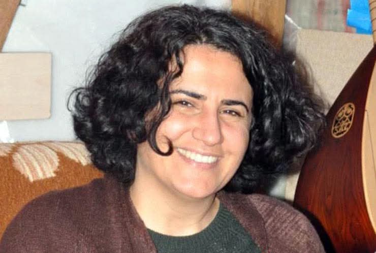 Se n’è andata in silenzio, in una stanza d’ospedale, dove era stata trasferita dal carcere in seguito al precipitare delle sue condizioni. 
Se n’è andata al 238esimo giorno di uno sciopero della fame con il quale chiedeva un processo equo in un Paese, la Turchia,