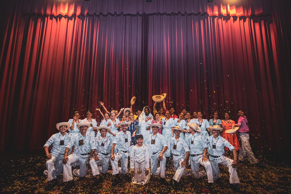 culturasv's tweet photo. Por primera vez en escena: “Tradiciones de Semana Santa en El Salvador”. 

El Ballet Folklórico Nacional presentó su nueva obra, una propuesta que combina danza, música y teatro para dar vida a las expresiones culturales más significativas de la Semana Santa salvadoreña. https://t.co/eWxW8Azzc1