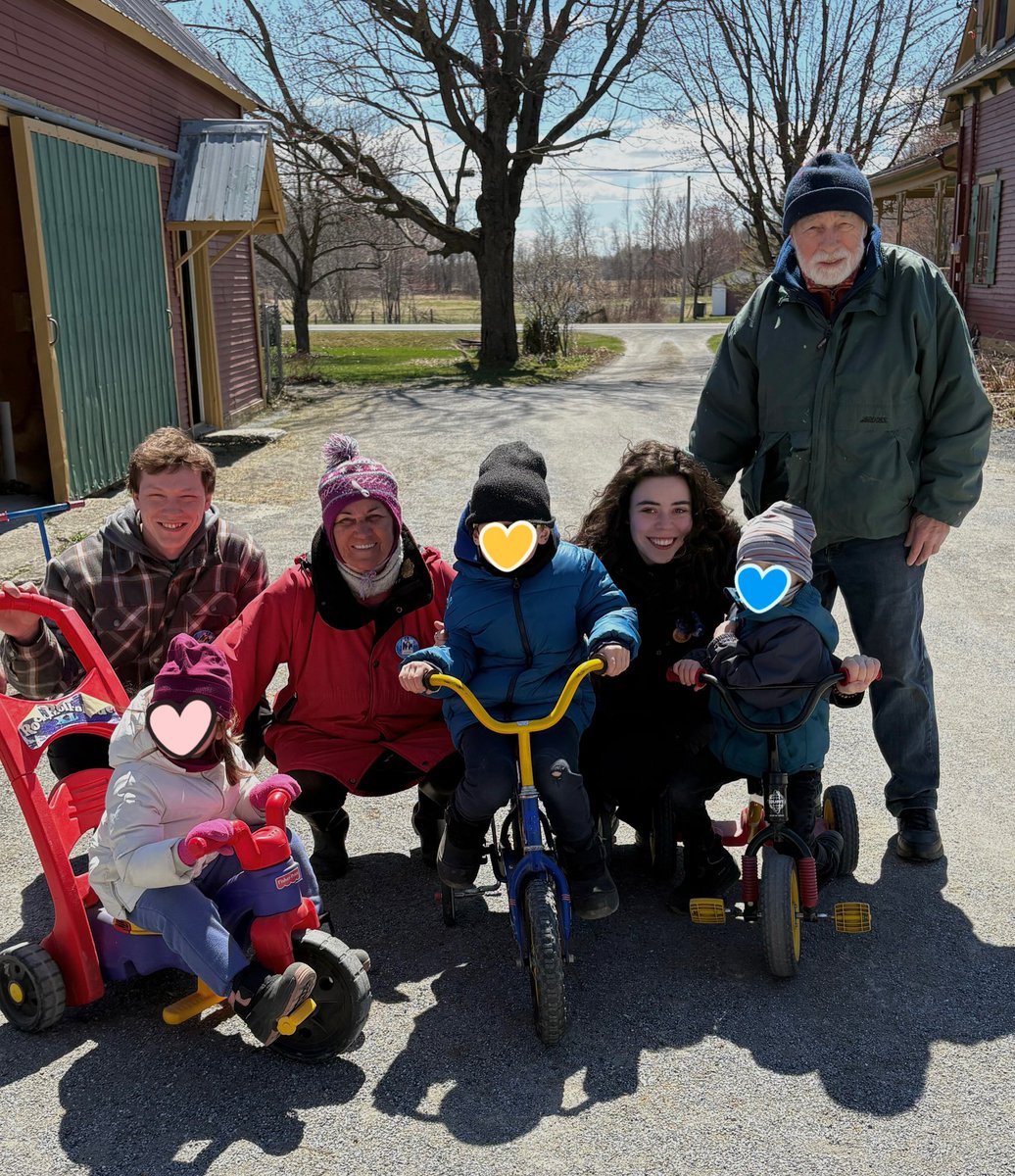 RoseLessard5's tweet image. En ce dimanche de Pâques passé en famille, je tiens à vous souhaiter à toutes et à tous une joyeuse Pâques! 🐰
À travers cette belle journée, c’est l’occasion parfaite de se rassembler en famille, que ce soit autour d’un bon repas ou lors d’une mémorable chasse aux œufs! 🪺