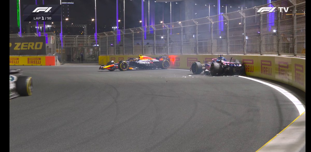 elformulerof1's tweet photo. TSUNODA Y GASLY SE TOCAN EN LAS PRIMERAS CURVAS DE LA VUELTA 1.

VERSTAPPEN CORTA LAS CURVAS 1 Y 2 PARA DEFENDERSE DE PIASTRI QUE LARGÓ MUY BIEN

#F1 #SaudiArabianGP https://t.co/hACx4zMEoY