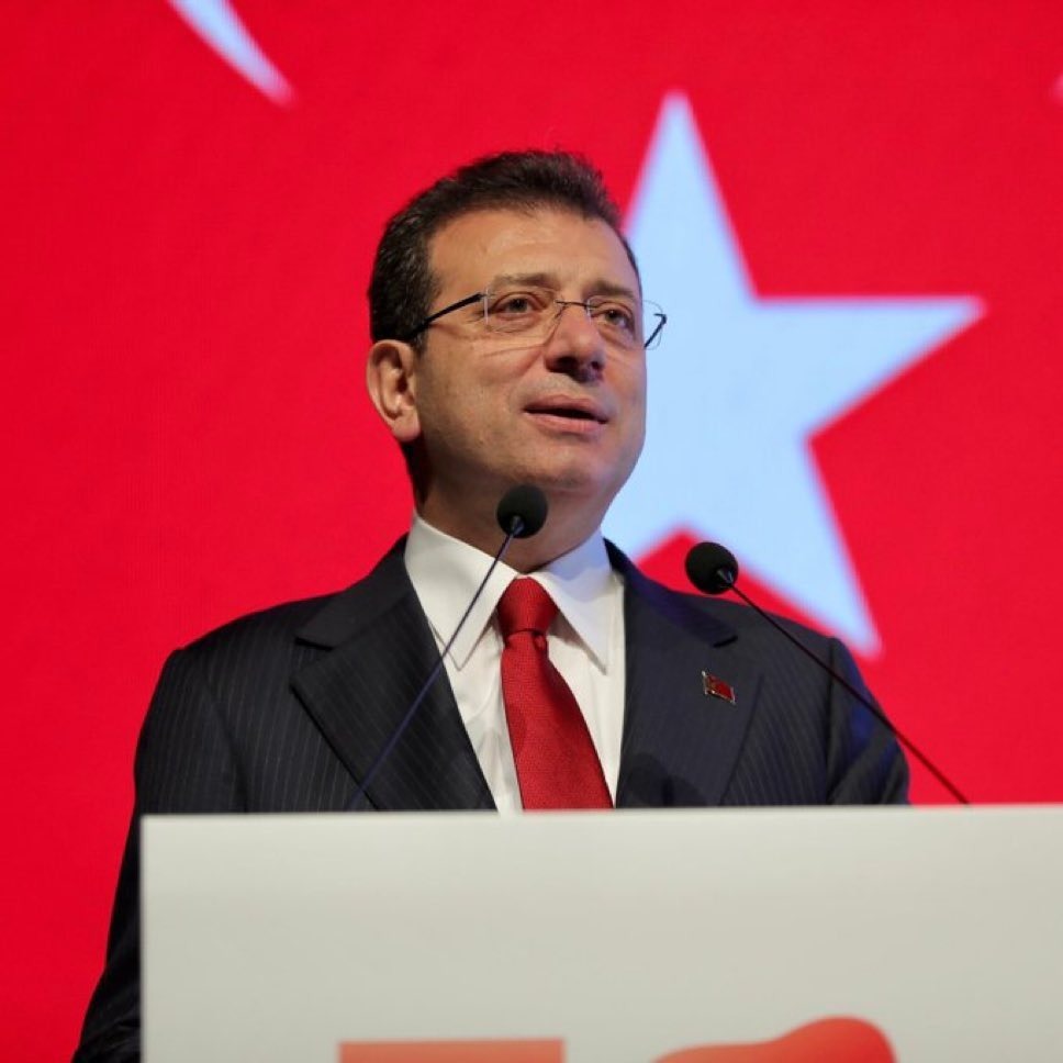 ajans_muhbir's tweet photo. Ekrem İmamoğlu’ndan yeni açıklama:

“Kendisini iktidar zanneden bir avuç muhteris; milletimizi köşeye sıkıştırdığını düşünüyor.

Korkuyu, zindanları göstererek kendi çıkarı için yalancı şahit üretmeyi bağımsız yargı diye yutturmaya çalışan zalim bir avuç muhteris.” https://t.co/kqFhIY7csj