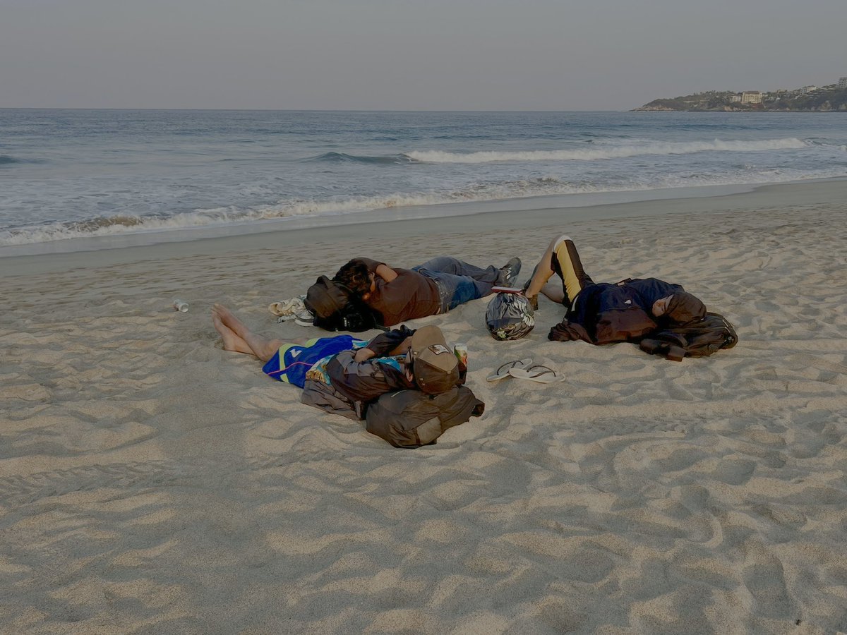 IVANCORALITOS's tweet photo. #walking on #Zicatela #PuertoEscondido #domingoderesurreccion así mi caminata @NADIASANABIA @EVIDEGARAY @X uds le ponen título https://t.co/nl12jXxeLz