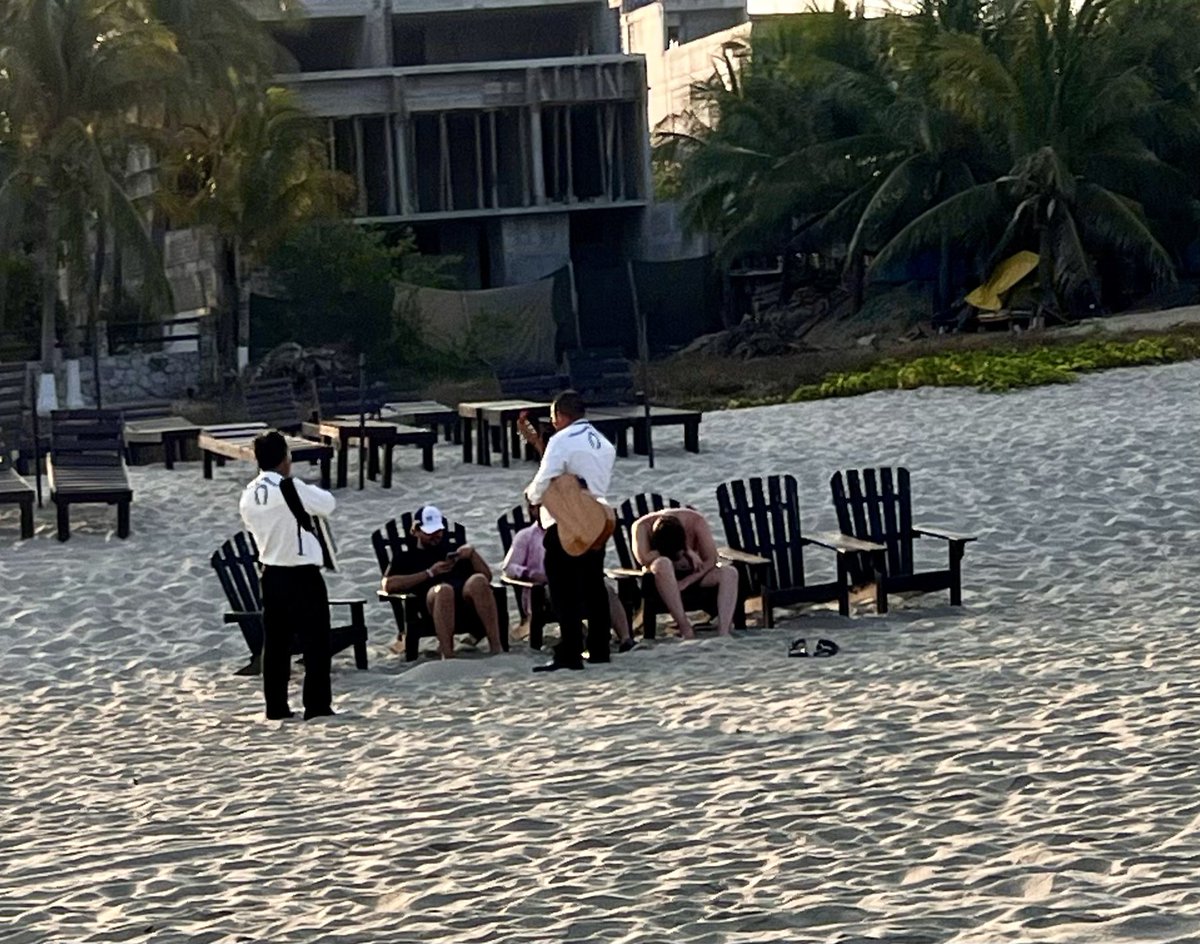 IVANCORALITOS's tweet photo. #walking on #Zicatela #PuertoEscondido #domingoderesurreccion así mi caminata @NADIASANABIA @EVIDEGARAY @X uds le ponen título https://t.co/nl12jXxeLz