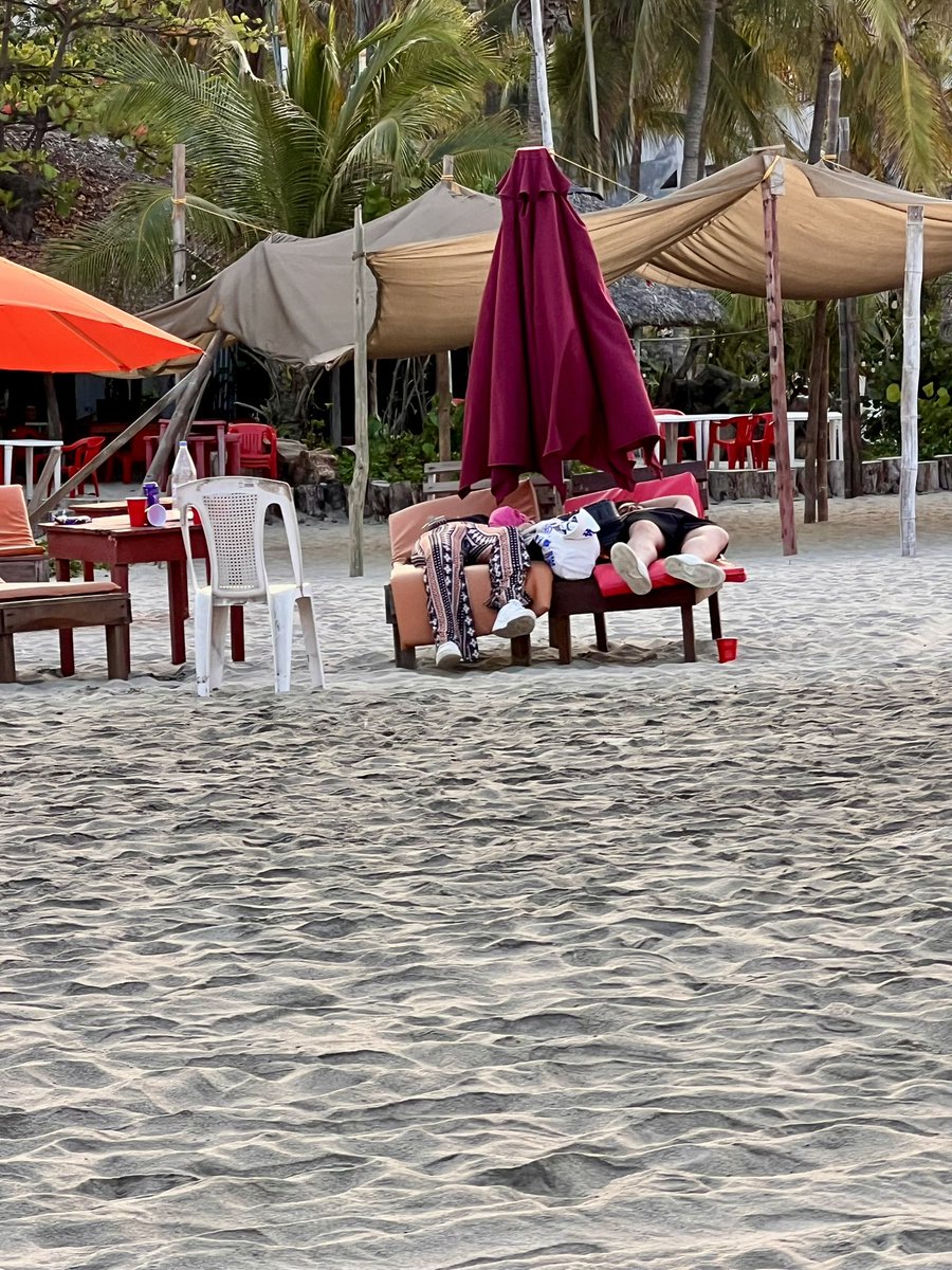 IVANCORALITOS's tweet photo. #walking on #Zicatela #PuertoEscondido #domingoderesurreccion así mi caminata @NADIASANABIA @EVIDEGARAY @X uds le ponen título https://t.co/nl12jXxeLz