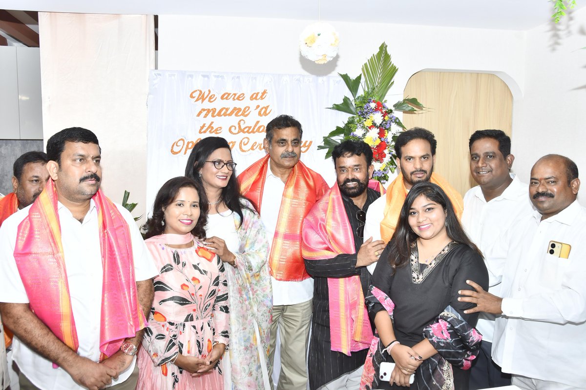 Raviyadav_bjp's tweet image. చేవెళ్ల ఎంపీ శ్రీ కొండా విశ్వేశ్వర్ రెడ్డి గారితో కలిసి #Manea the salon గ్రాండ్ ఓపెనింగ్ కార్యక్రమంలో పాల్గొనడం జరిగింది.

బ్యూటీ &amp;amp; గ్రూమింగ్ రంగంలో సరికొత్త ఆరంభానికి శుభాకాంక్షలు.

#ManeaSalon #GrandOpening  #Hyderabad