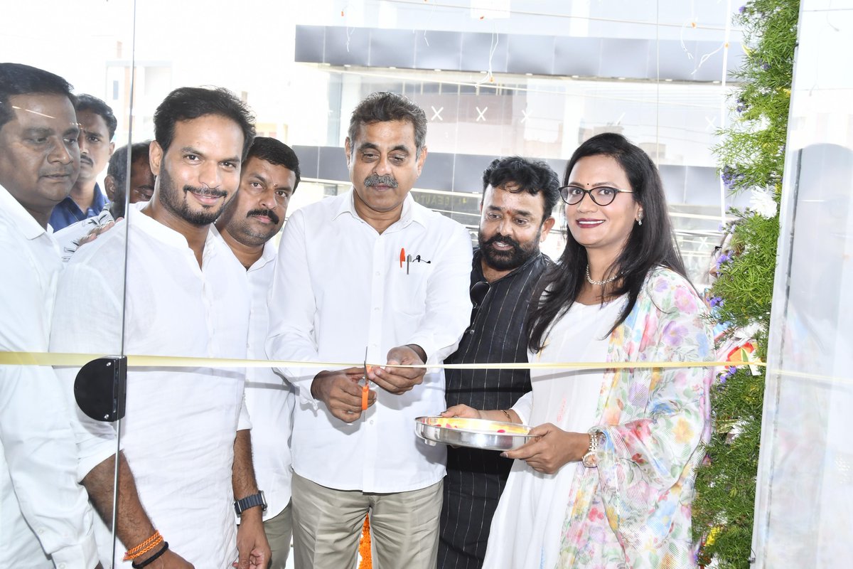 Raviyadav_bjp's tweet image. చేవెళ్ల ఎంపీ శ్రీ కొండా విశ్వేశ్వర్ రెడ్డి గారితో కలిసి #Manea the salon గ్రాండ్ ఓపెనింగ్ కార్యక్రమంలో పాల్గొనడం జరిగింది.

బ్యూటీ &amp;amp; గ్రూమింగ్ రంగంలో సరికొత్త ఆరంభానికి శుభాకాంక్షలు.

#ManeaSalon #GrandOpening  #Hyderabad