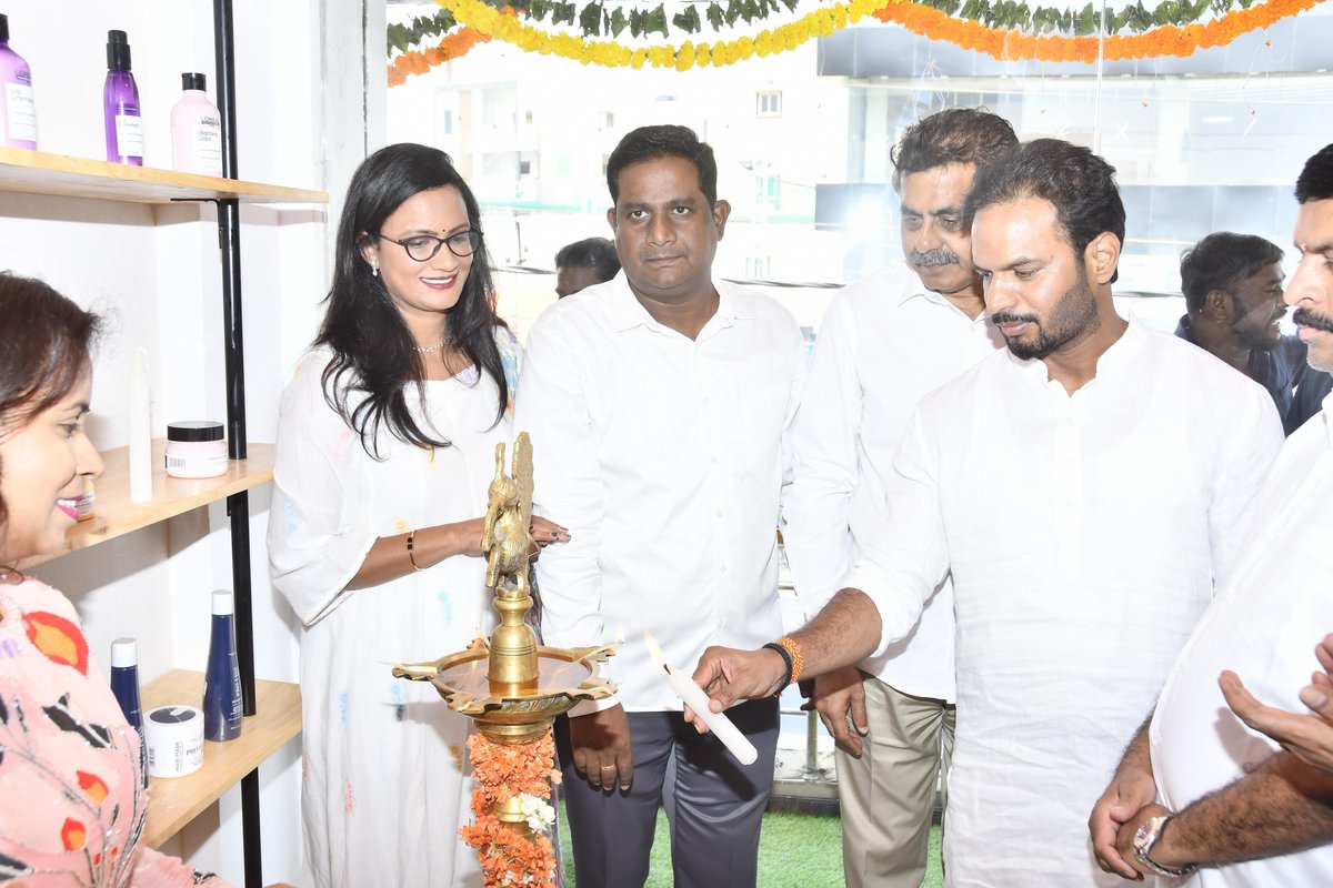 Raviyadav_bjp's tweet image. చేవెళ్ల ఎంపీ శ్రీ కొండా విశ్వేశ్వర్ రెడ్డి గారితో కలిసి #Manea the salon గ్రాండ్ ఓపెనింగ్ కార్యక్రమంలో పాల్గొనడం జరిగింది.

బ్యూటీ &amp;amp; గ్రూమింగ్ రంగంలో సరికొత్త ఆరంభానికి శుభాకాంక్షలు.

#ManeaSalon #GrandOpening  #Hyderabad